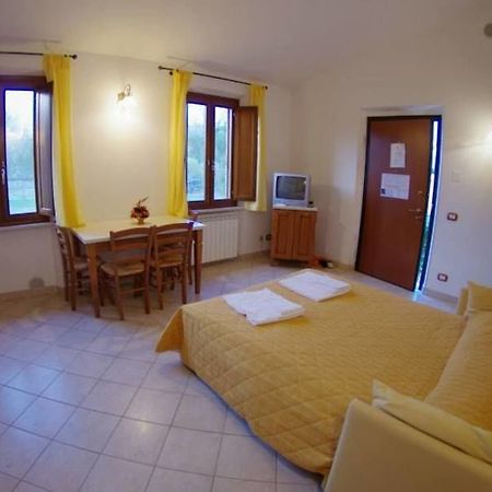 Oasi Del Grillo Aparthotel Кастелнуово Берарденга Екстериор снимка