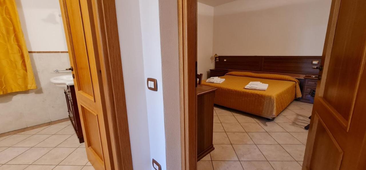 Oasi Del Grillo Aparthotel Кастелнуово Берарденга Екстериор снимка