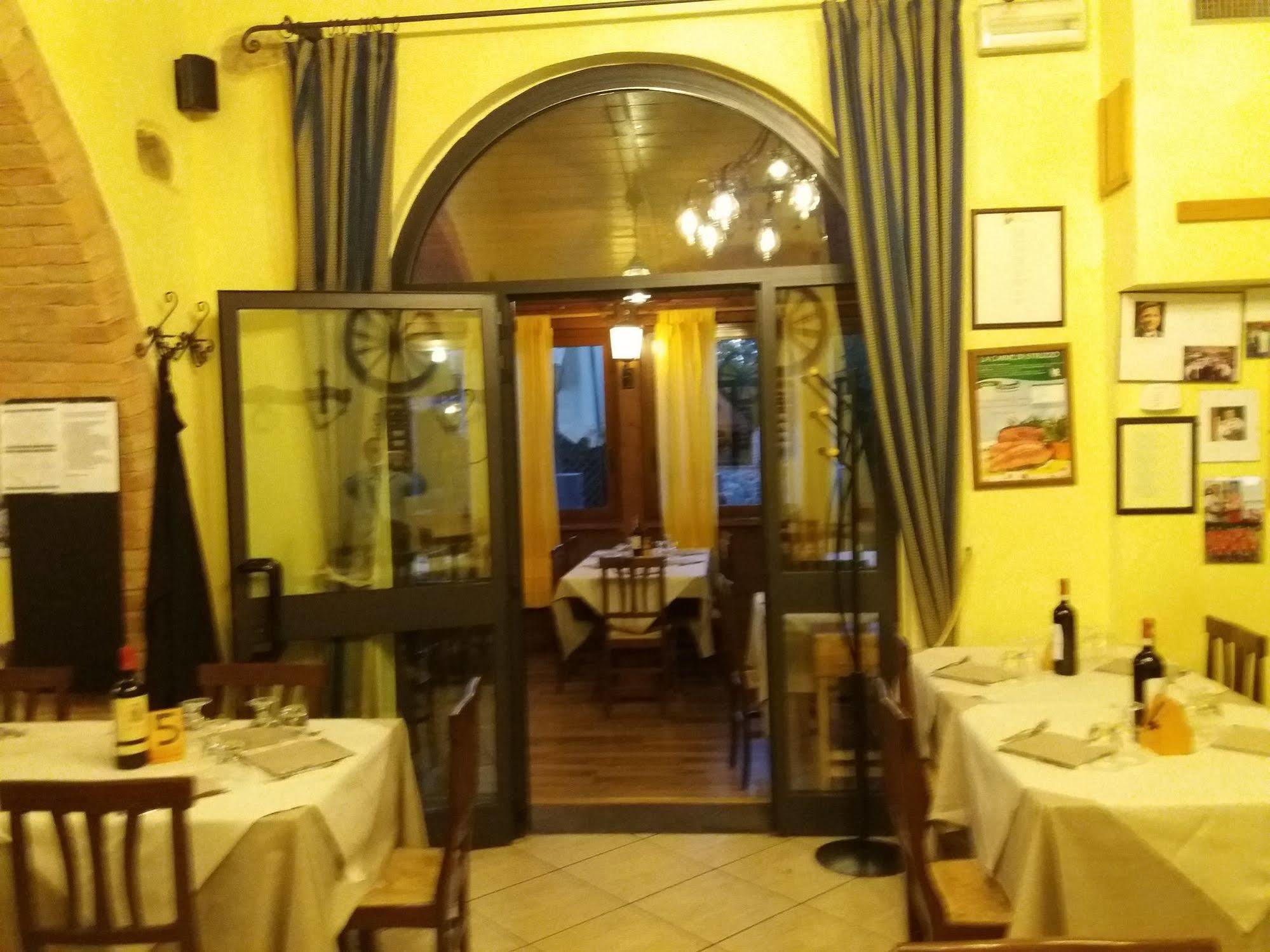 Oasi Del Grillo Aparthotel Кастелнуово Берарденга Екстериор снимка
