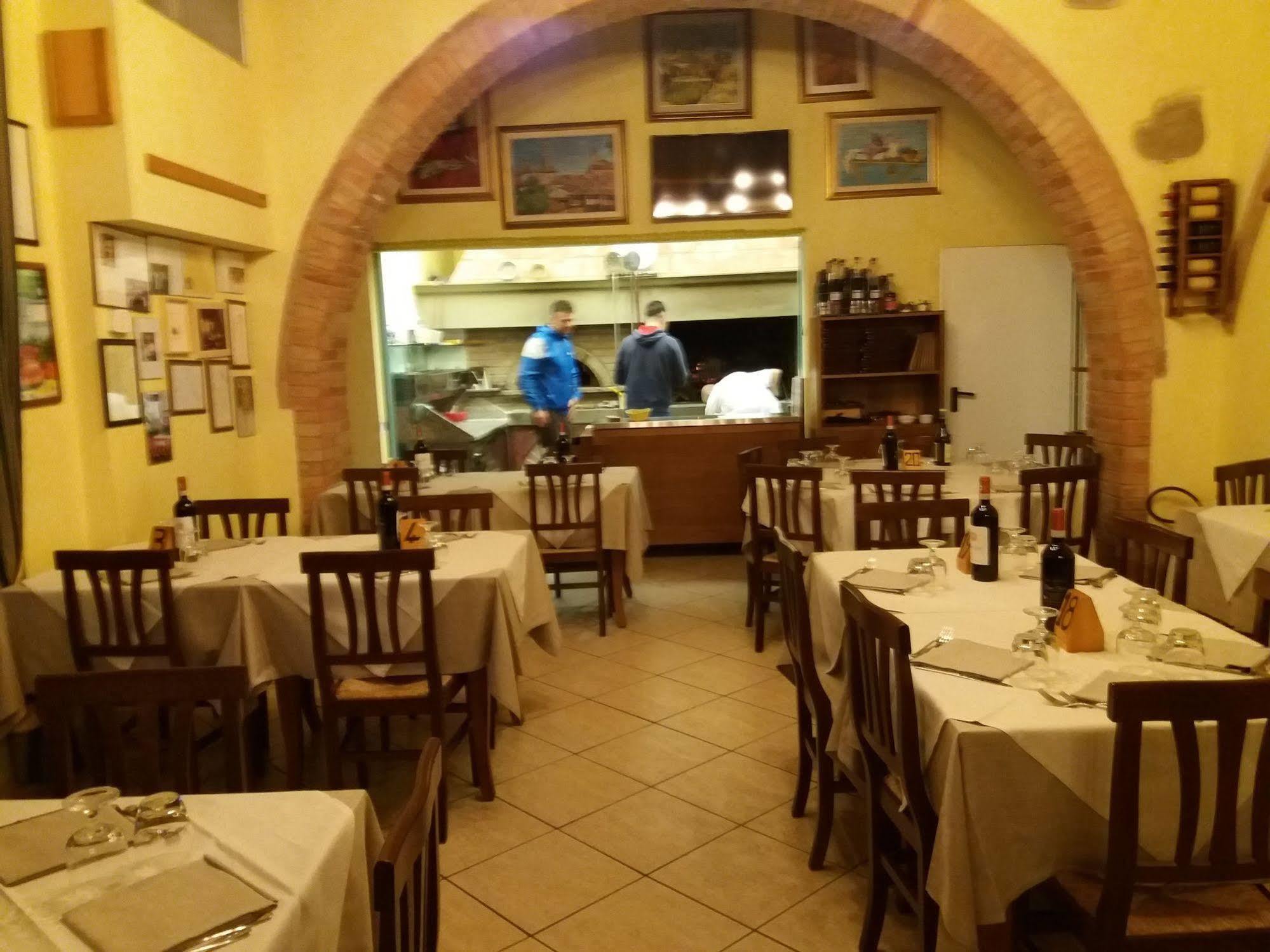 Oasi Del Grillo Aparthotel Кастелнуово Берарденга Екстериор снимка
