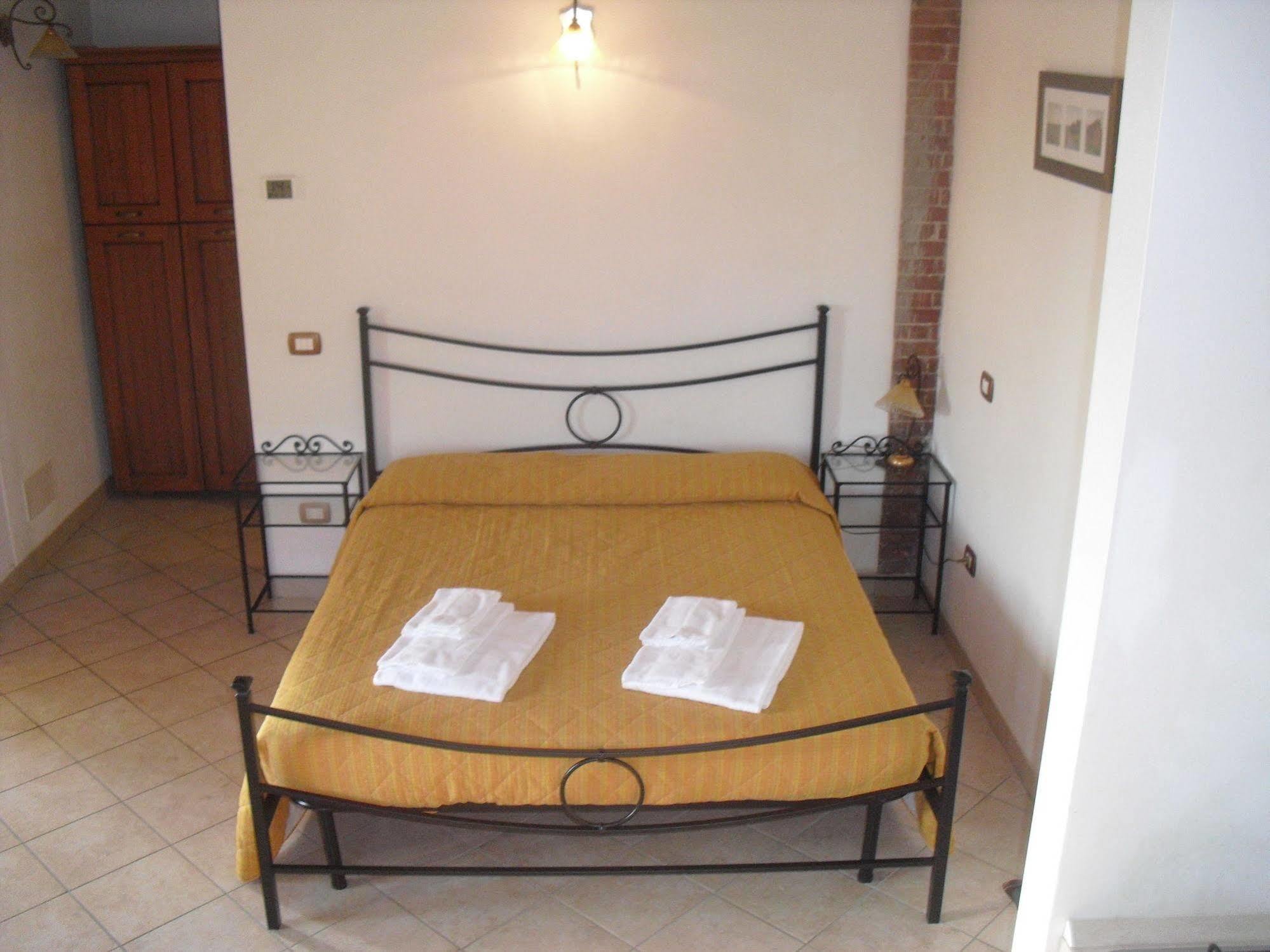 Oasi Del Grillo Aparthotel Кастелнуово Берарденга Екстериор снимка