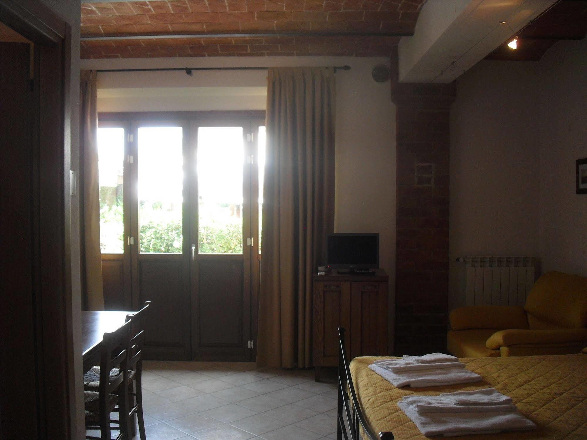Oasi Del Grillo Aparthotel Кастелнуово Берарденга Екстериор снимка