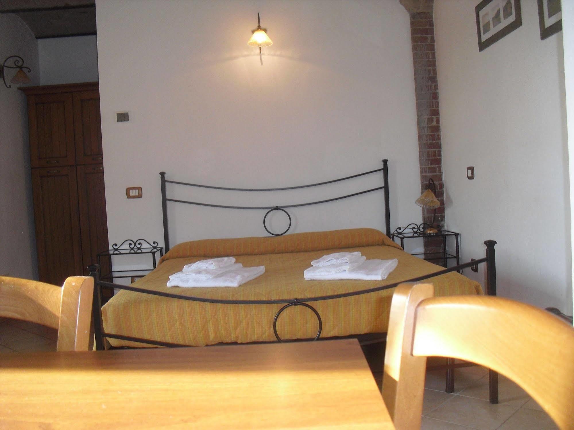 Oasi Del Grillo Aparthotel Кастелнуово Берарденга Екстериор снимка